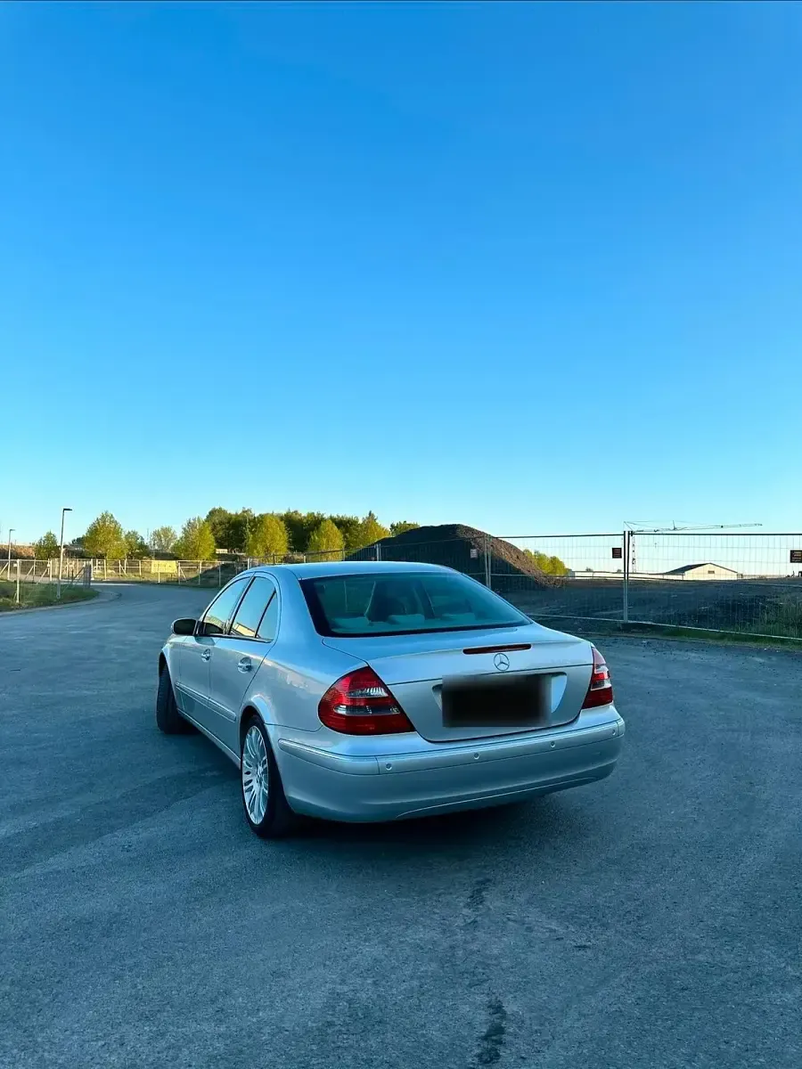 Używany Mercedes E280 231 KM (169 kW) 2005 Srebrny Sedan/Limuzyna