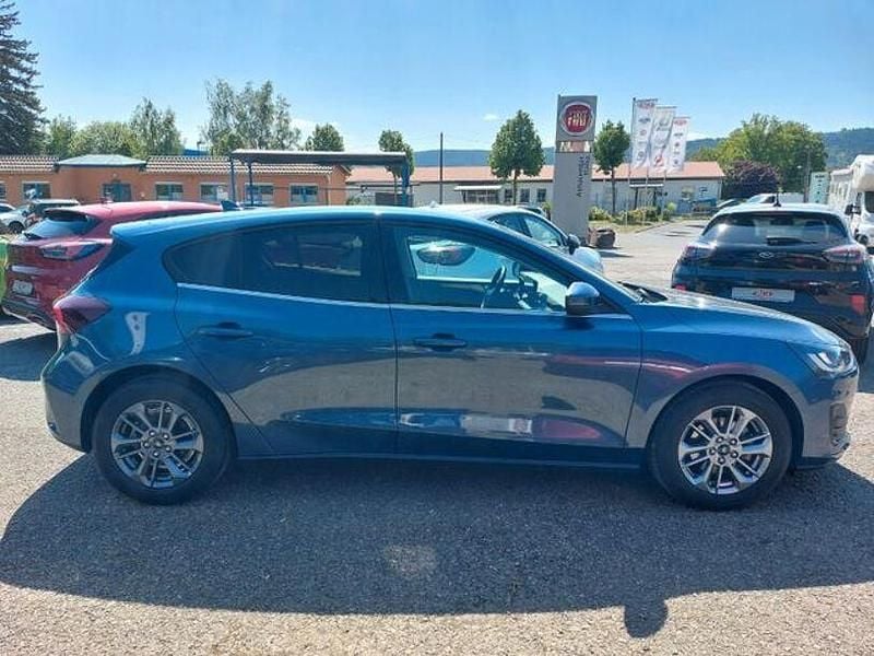 Gebraucht Ford Focus Titanium 125 PS (91 kW) 2023 Chromablau metallic Limousine