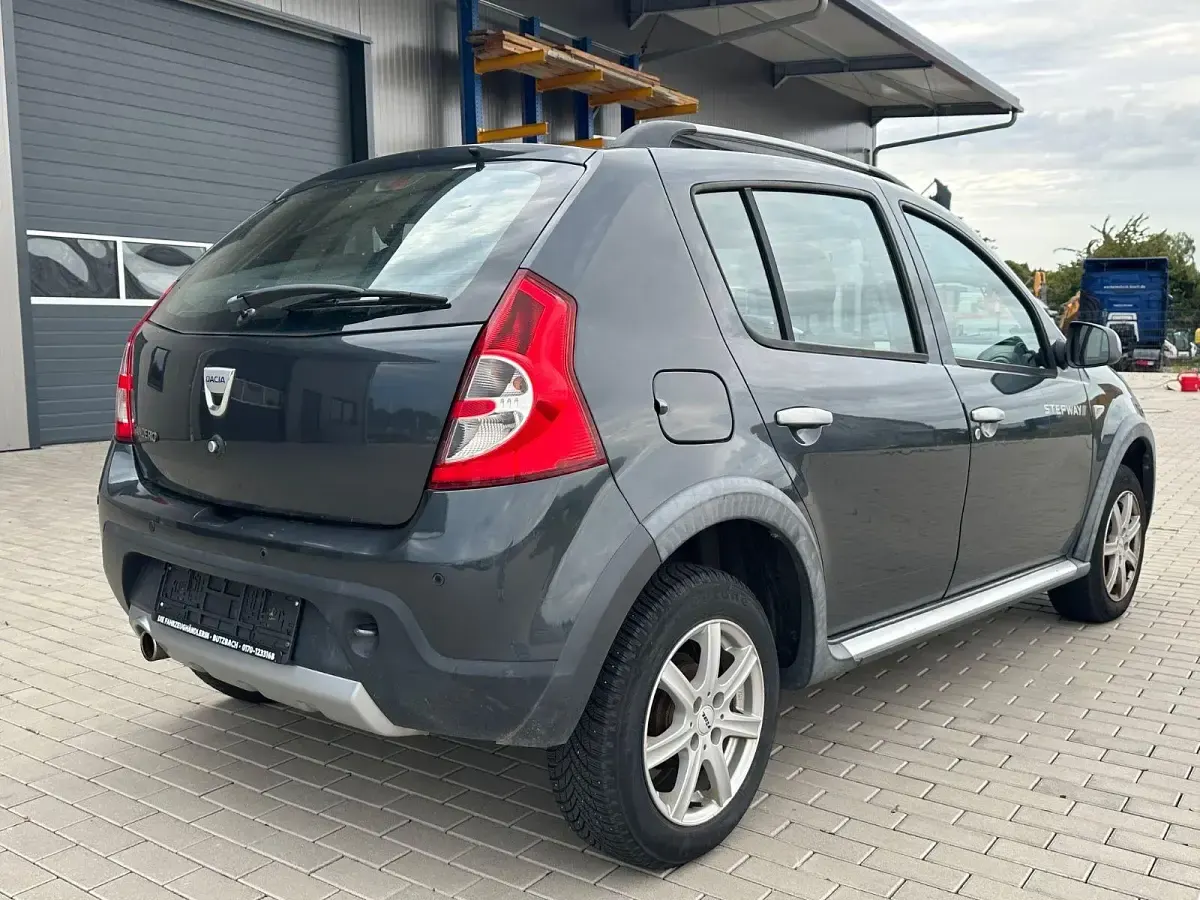 Gebraucht Dacia Sandero Stepway 84 PS (61 kW) 2011 Grau Limousine
