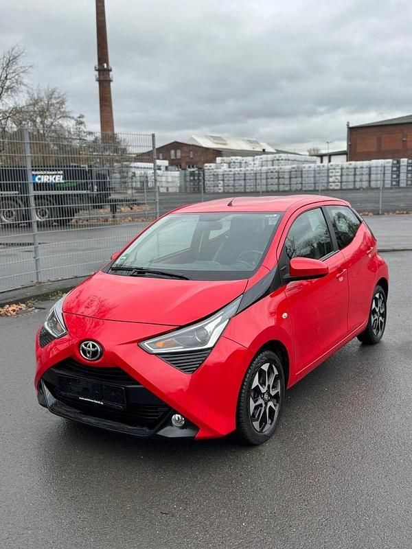 Rot Gebraucht 2020 Toyota Aygo X-play Kleinwagen | 8.200 € (Guter Preis) - Bild 1/4