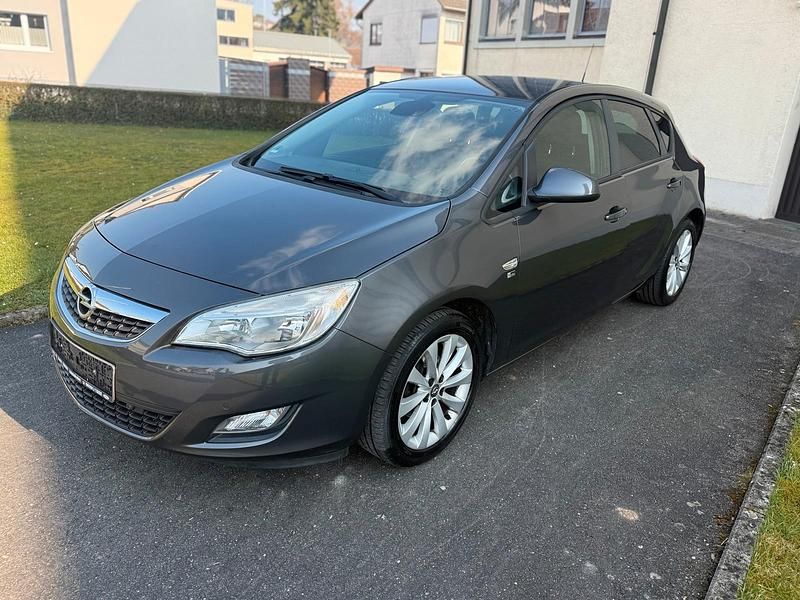 Gebraucht Opel Astra 140 PS (102 kW) 2012 Grau Limousine