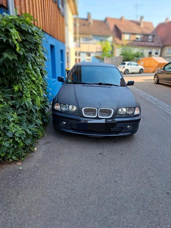 Schwarz Gebraucht 2001 BMW 323 Limousine | 900 € - Bild 1/4