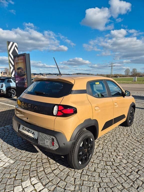 Neu Dacia Spring Extreme 47 kW (65 PS) 2026 Safaribeige Kleinwagen
