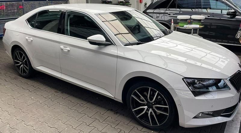 Weiß Gebraucht 2016 Skoda Superb Limousine | 17.399 € (Fairer Preis) - Bild 1/4