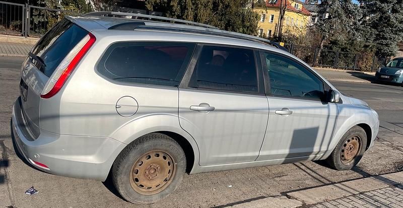 Gebraucht Ford Focus 101 PS (74 kW) 2009 Grau Kombi