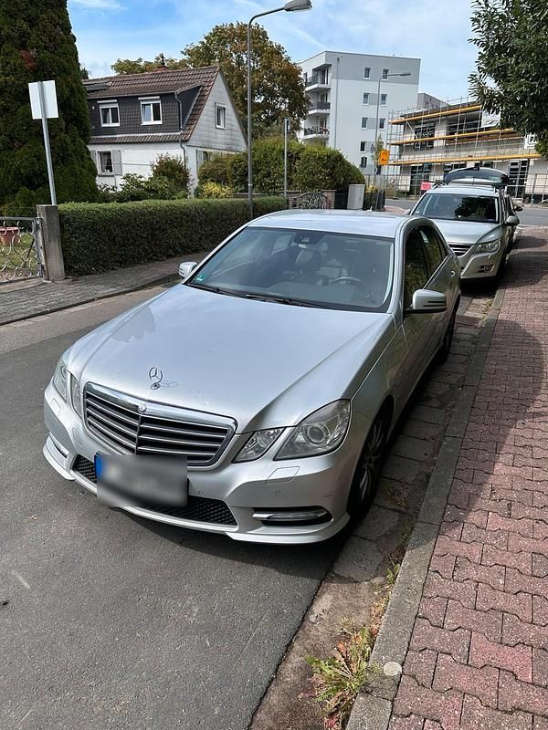 Silber Gebraucht 2010 Mercedes E220 Avantgarde Limousine | 6.000 € (Superpreis) - Bild 1/4