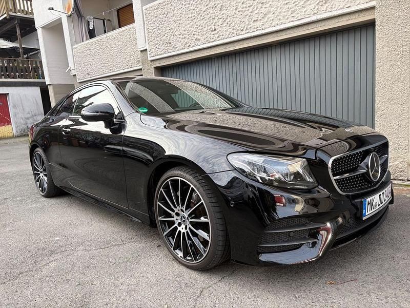 Schwarz Gebraucht 2017 Mercedes E220 AMG Coupé | 37.999 € (Teuer) - Bild 1/4