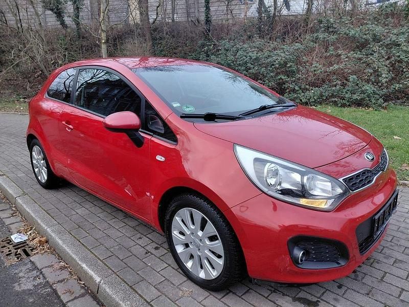 Rot Gebraucht 2014 Kia Rio DREAM-TEAM Edition | 2.999 € - Bild 1/4