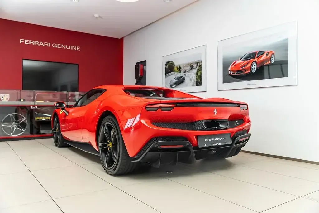 Gebraucht Ferrari 296 829 PS (609 kW) 2024 Rot