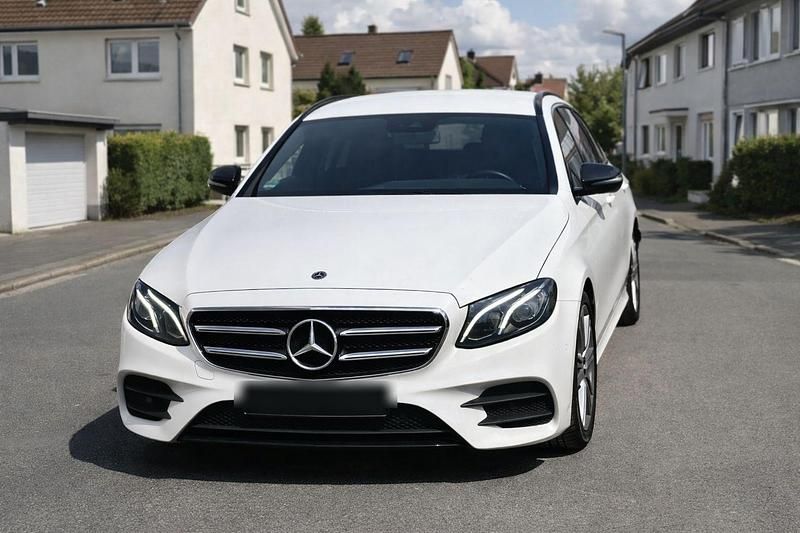 Weiß Gebraucht 2018 Mercedes E220 AMG line Kombi | 22.999 € (Guter Preis) - Bild 1/4