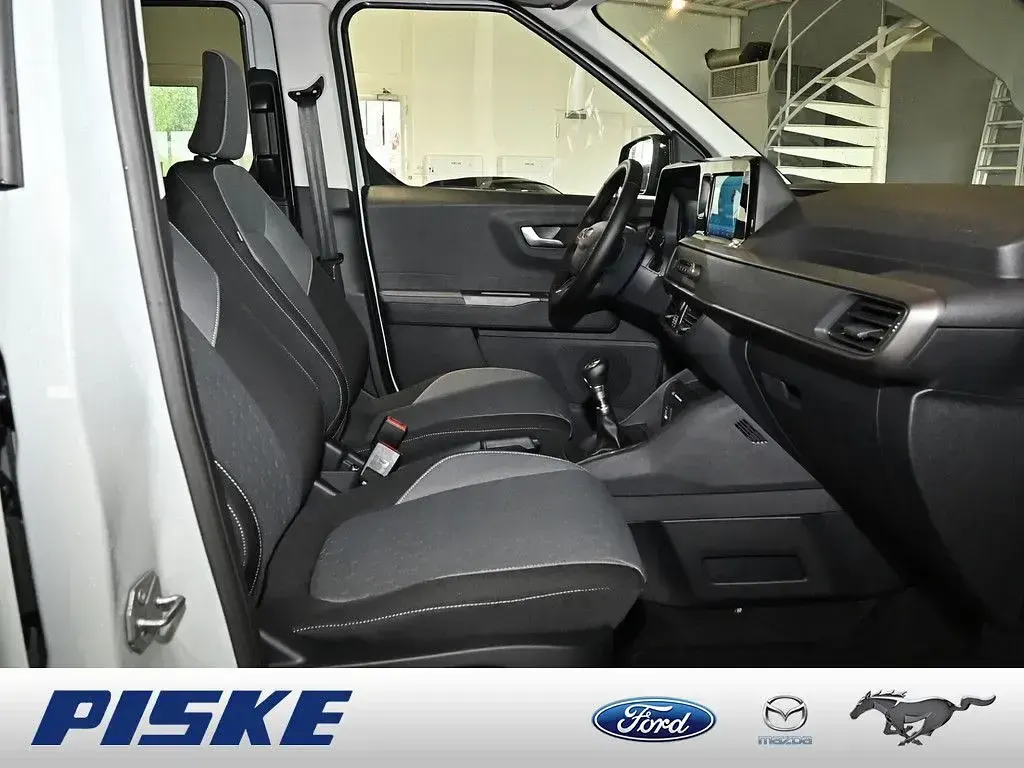 Neu Ford Tourneo Courier Titanium 125 PS (91 kW) 2026 Grau Van / Kleinbus