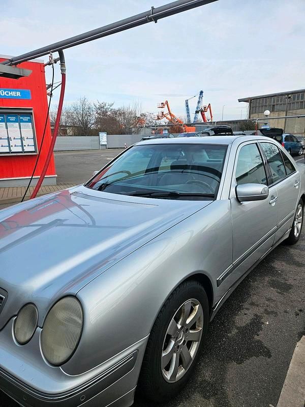 Gebraucht Mercedes E220 150 PS (110 kW) 2000 Silber Limousine