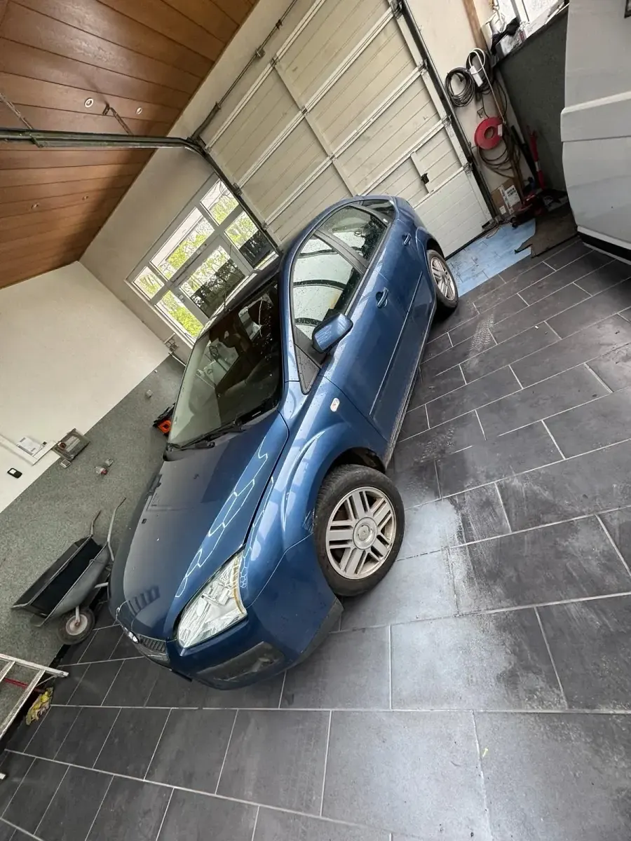 Gebraucht Ford Focus Ghia 101 PS (74 kW) 2005 Blau Limousine
