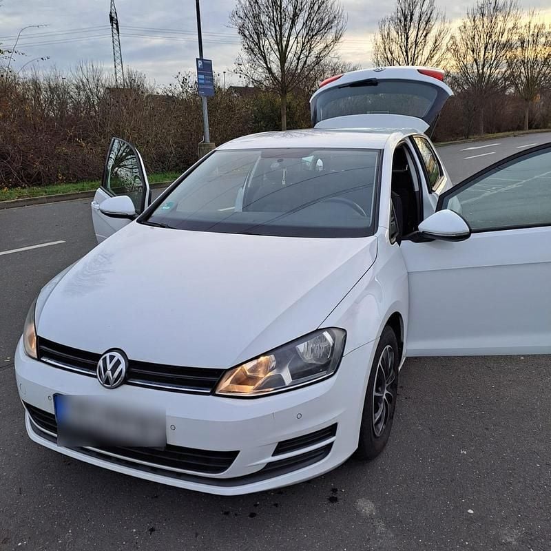 Weiß Gebraucht 2014 VW Golf VII Trendline Limousine | 5.800 € (Superpreis) - Bild 1/4