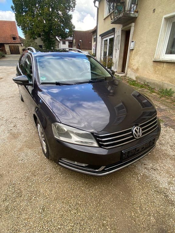 Braun Gebraucht 2011 VW Passat Highline Kombi | 5.199 € (Fairer Preis) - Bild 1/4