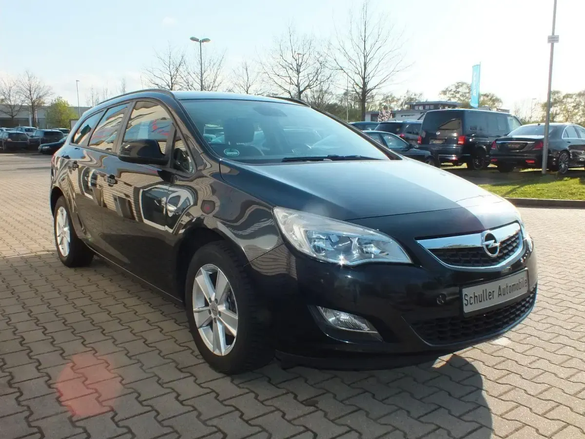 Używany Opel Astra Selection 120 KM (88 kW) 2012 Czarny Kombi
