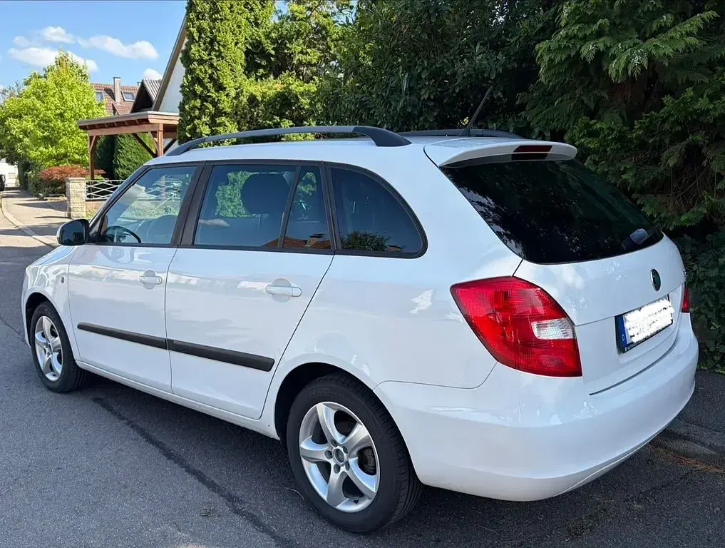 Gebraucht Skoda Fabia Family 90 PS (66 kW) 2012 Weiß Limousine