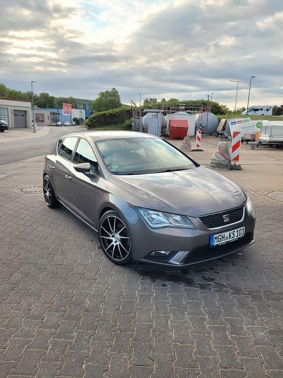 Grau Gebraucht 2014 Seat Leon Reference Limousine | 7.000 € (Guter Preis) - Bild 1/4