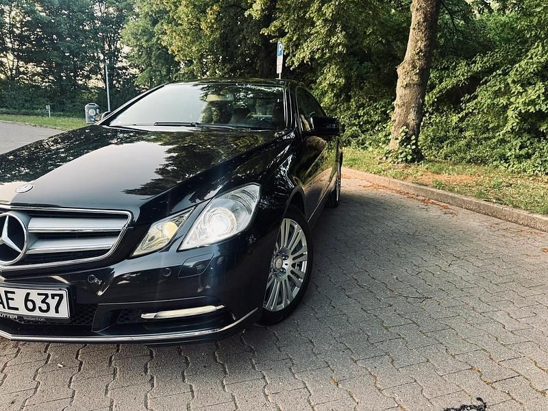 Schwarz Gebraucht 2011 Mercedes E350 Coupé | 8.999 € (Guter Preis) - Bild 1/4