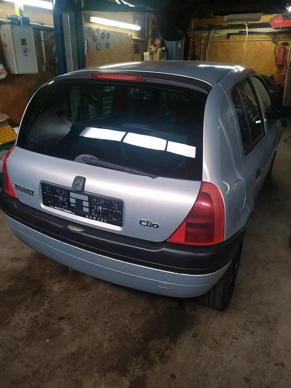Silber Gebraucht 1999 Renault Clio II Kleinwagen | 500 € (Guter Preis) - Bild 1/4