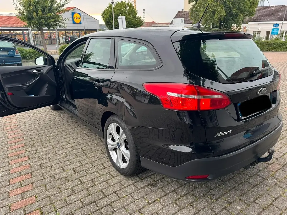 Gebraucht Ford Focus 101 PS (74 kW) 2017 Schwarz Kombi