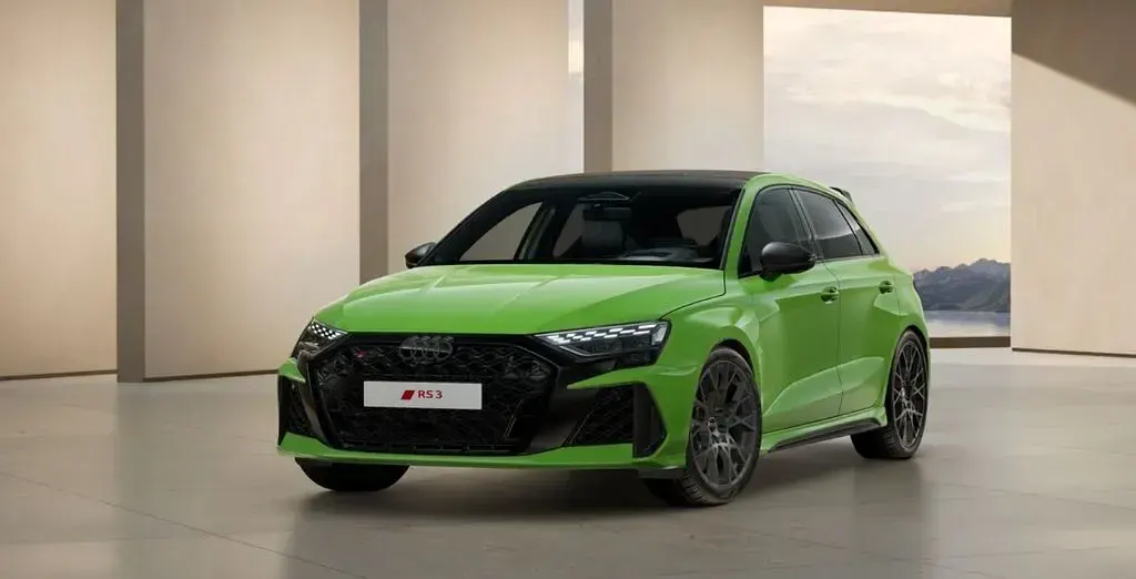 Neu Audi RS3 Sport 400 PS (294 kW) 2025 Grün (kyalamigrün) Limousine
