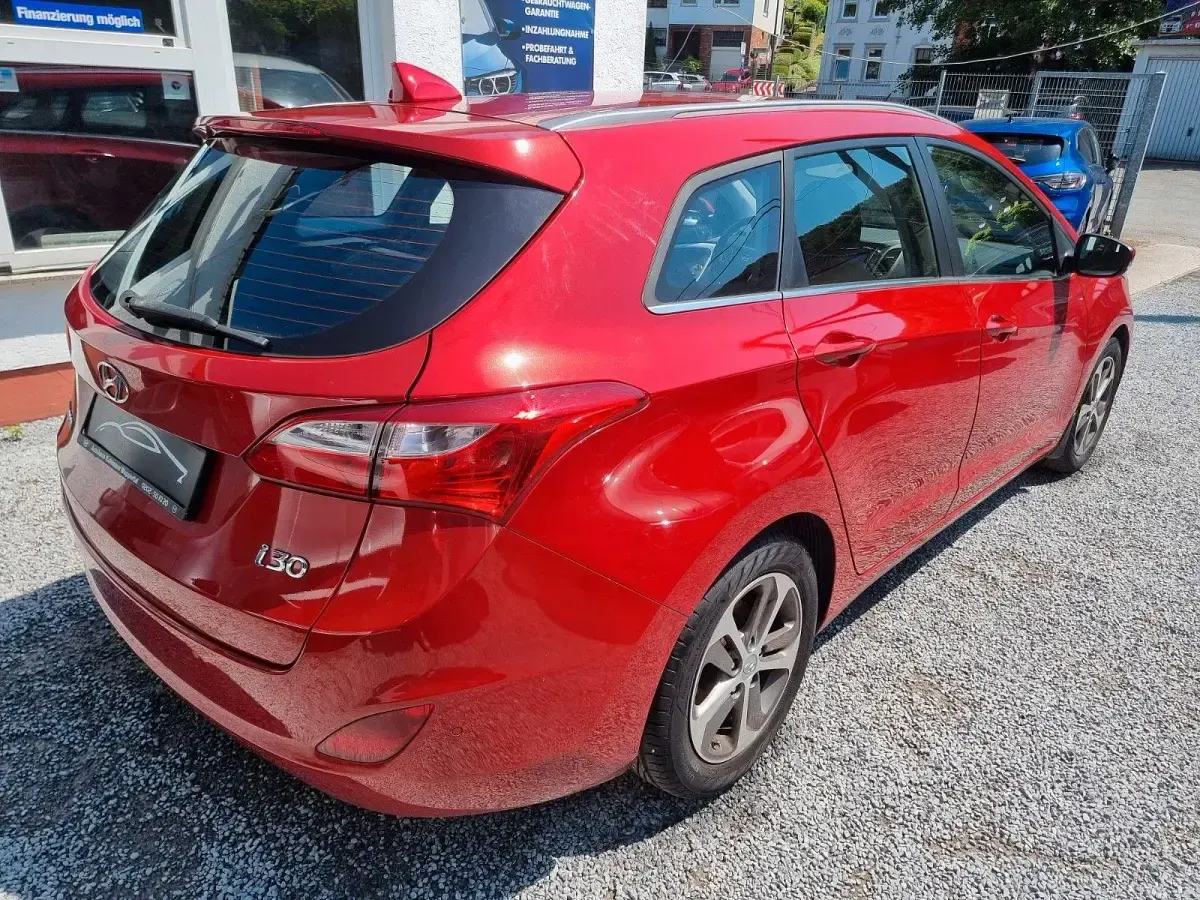 Gebraucht Hyundai i30 Style 135 PS (99 kW) 2016 Rot Kombi