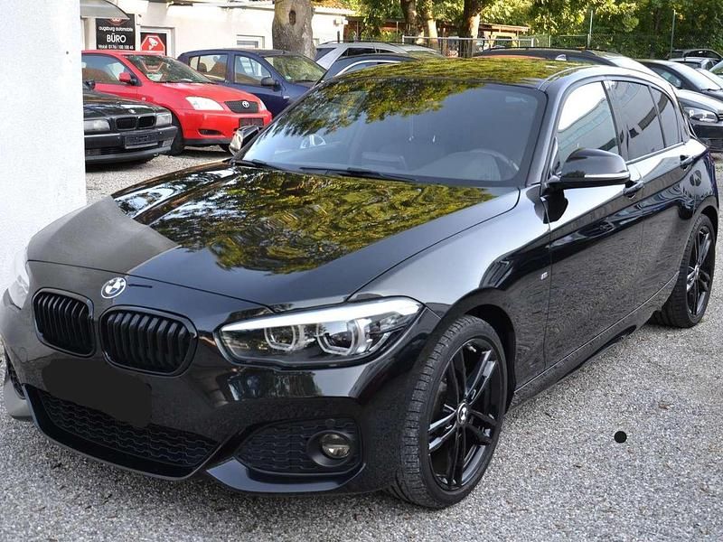 Black sapphire metallic Gebraucht 2018 BMW 120 M Sport Kleinwagen | 22.900 € (Etwas zu teuer) - Bild 1/4