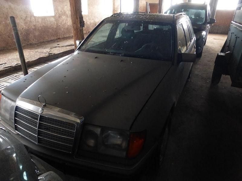 Second-hand Mercedes E230 132 CP (97 kW) 1992 Berlinǎ