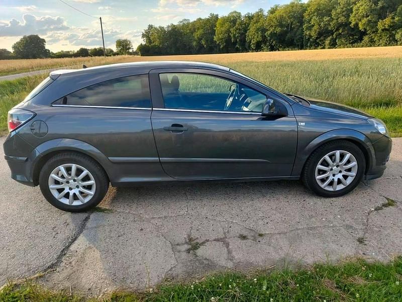Grau Gebraucht 2009 Opel Astra GTC Coupé | 1.900 € - Bild 1/4