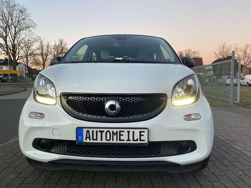 Gebraucht Smart ForFour Basis 71 PS (52 kW) 2016 Schwarz/weiss Kleinwagen
