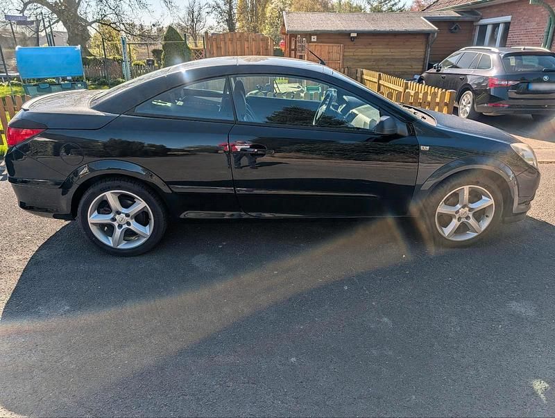Używany Opel Astra Cabriolet 140 KM (102 kW) 2008 Czarny Kabriolet
