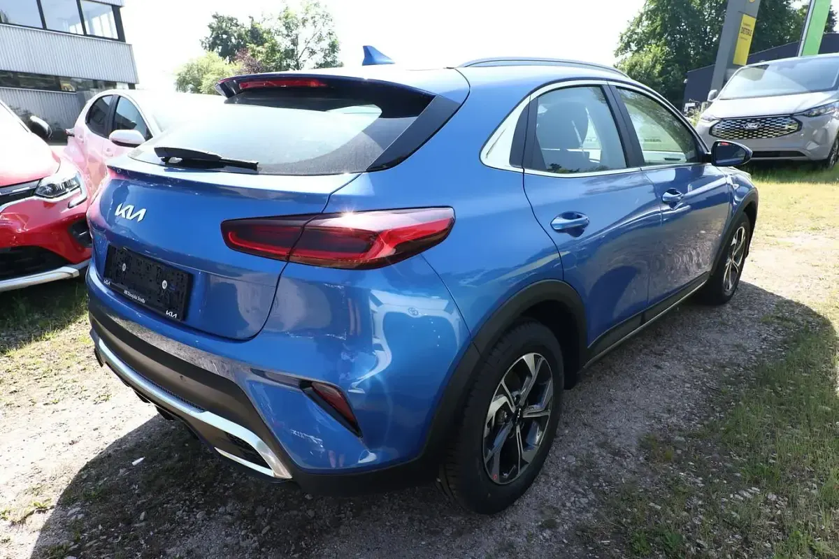 Neu Kia XCeed 150 PS (110 kW) 2026 Blue flame metallic SUV