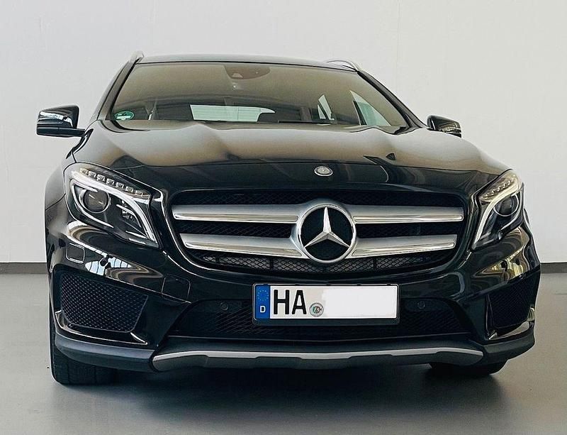 Schwarz Gebraucht 2014 Mercedes GLA250 AMG line SUV | 22.500 € (Etwas zu teuer) - Bild 1/4