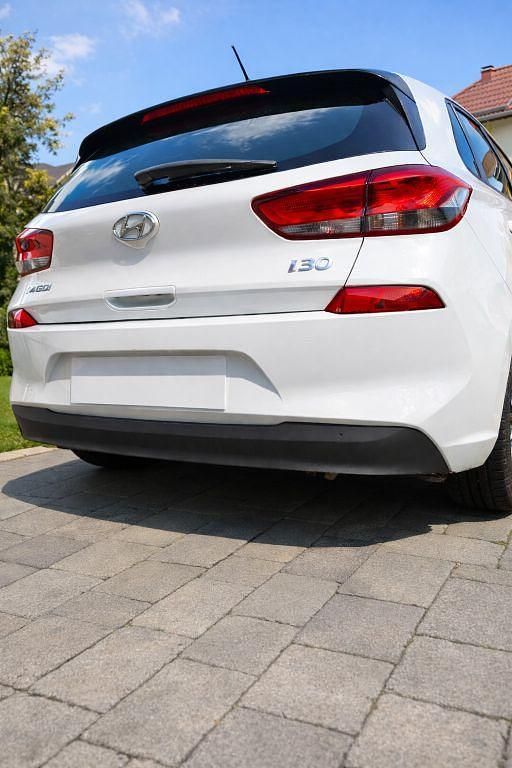 Gebraucht Hyundai i30 Select 120 PS (88 kW) 2017 Weiß Limousine