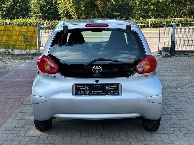 Gebraucht Toyota Aygo 68 PS (50 kW) 2006 Silber Kleinwagen