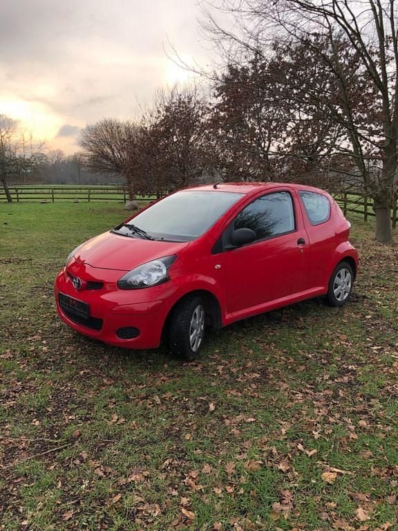 Rot Gebraucht 2012 Toyota Aygo Kleinwagen | 2.000 € (Guter Preis) - Bild 1/4