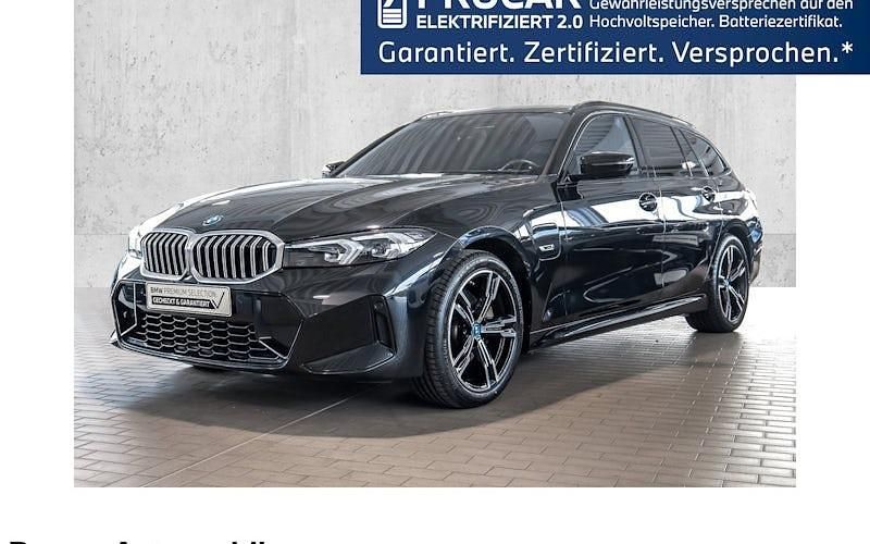Schwarz Gebraucht 2022 BMW 320e M Sport Kombi | 32.890 € (Etwas zu teuer) - Bild 1/4