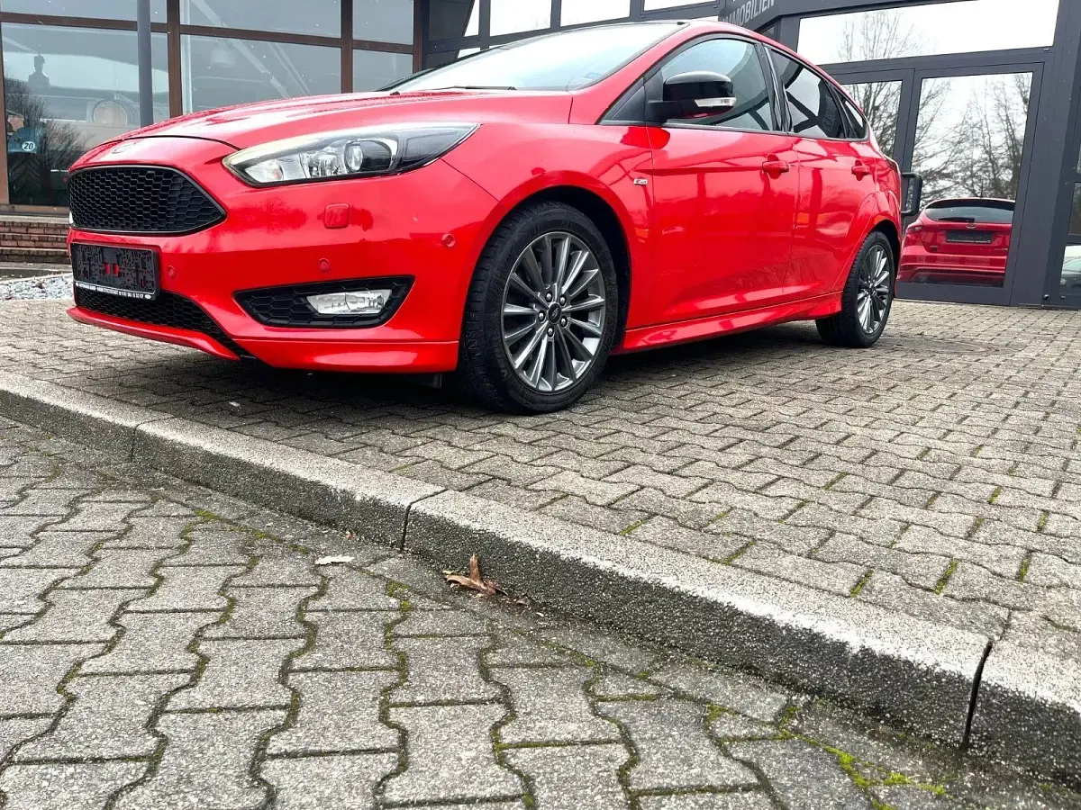 Gebraucht Ford Focus ST-Line 182 PS (133 kW) 2018 Rot Limousine