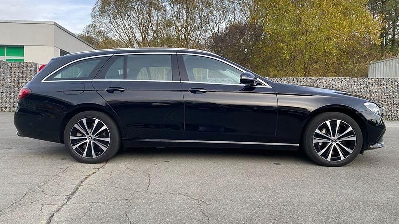 Schwarz Gebraucht 2022 Mercedes E300 Avantgarde Limousine | 21.850 € (Fairer Preis) - Bild 1/4