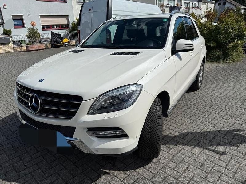 Weiß Gebraucht 2013 Mercedes ML350 SUV | 26.400 € (Fairer Preis) - Bild 1/4