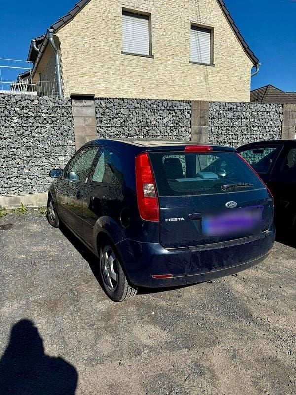Gebraucht Ford Fiesta Basis 69 PS (50 kW) 2005 Blau Kleinwagen