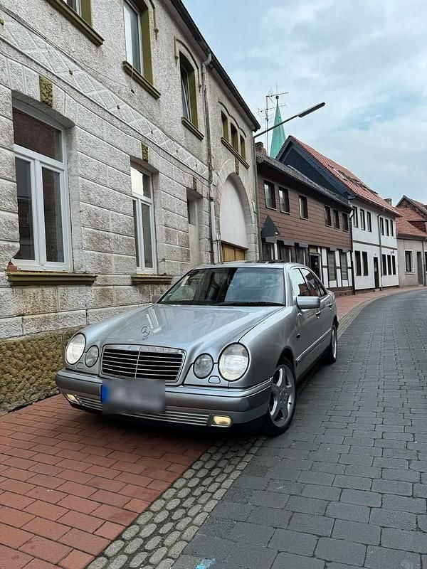 Silber Gebraucht 2000 Mercedes E280 Limousine | 2.600 € (Fairer Preis) - Bild 1/4
