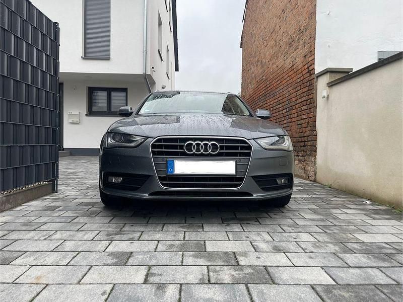 Grau Gebraucht 2012 Audi A4 Ambiente Kombi | 8.700 € (Etwas zu teuer) - Bild 1/4