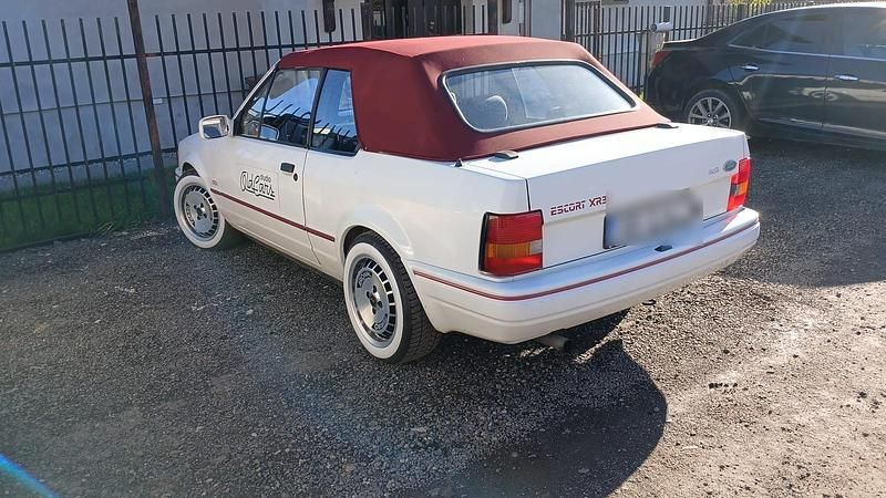 Gebraucht Ford Escort Cabriolet 105 PS (77 kW) 1989 Weiß Cabrio