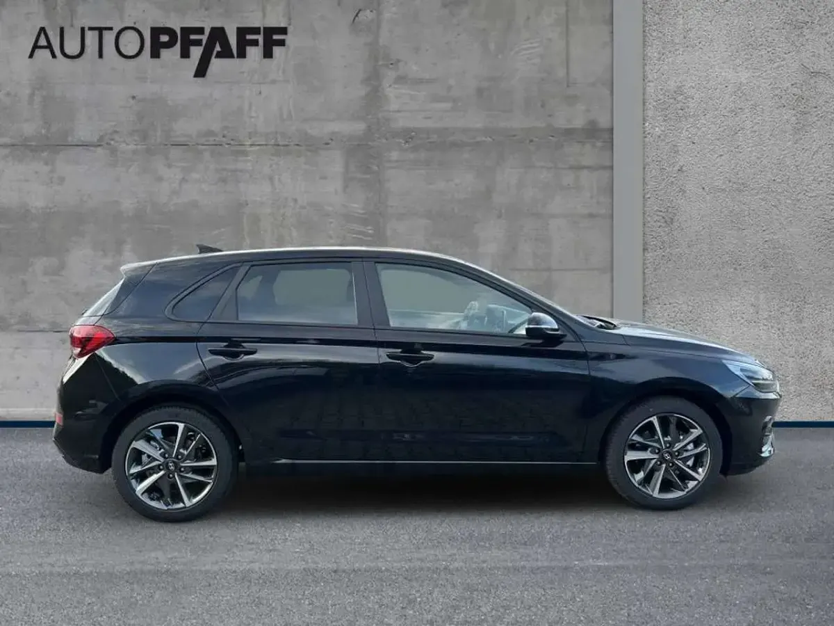 Gebraucht Hyundai i30 Advantage 101 PS (74 kW) 2025 Abyss black Limousine