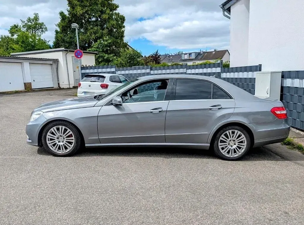 Gebraucht Mercedes E220 Avantgarde 170 PS (125 kW) 2009 Grau Limousine