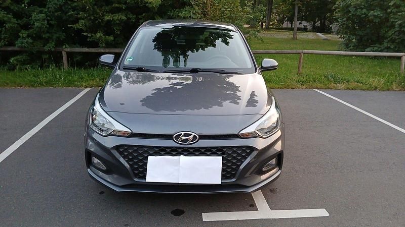 Grau Gebraucht 2020 Hyundai i20 Kleinwagen | 9.900 € (Superpreis) - Bild 1/3