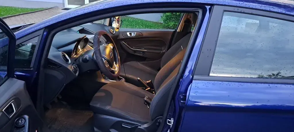 Gebraucht Ford Fiesta 101 PS (74 kW) 2014 Blau Kleinwagen