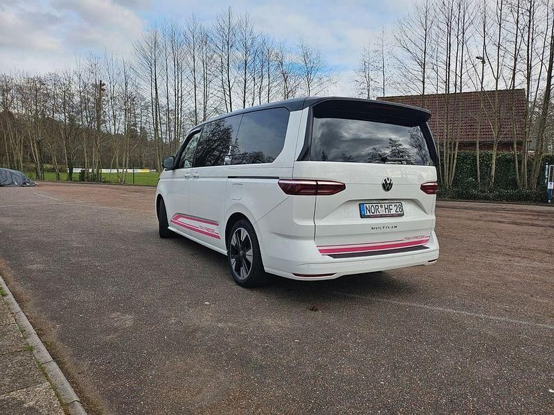 Second-hand VW Multivan Edition 150 CP (110 kW) 2025 Alb Monovolum